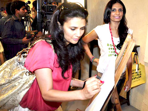 sharadha kapoor and rhea pillai at jade yes i care charity event 8