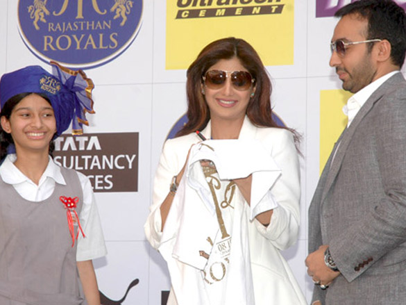 shilpa shetty and raj kundra play cricket with school children 4