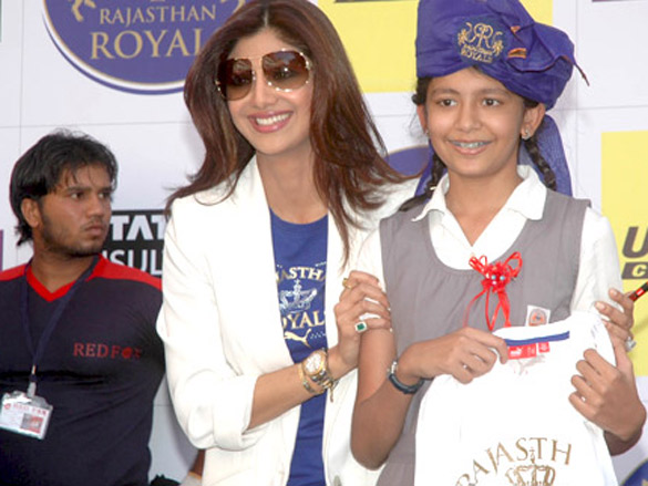 shilpa shetty and raj kundra play cricket with school children 5