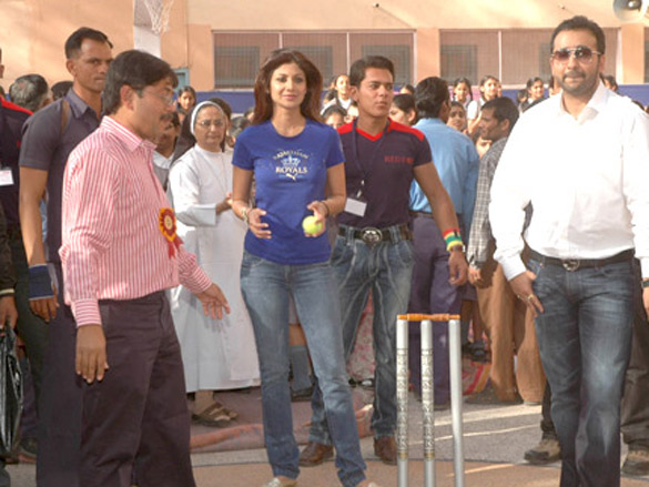 shilpa shetty and raj kundra play cricket with school children 8