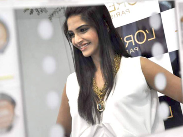 sonam kapoor unveils loreal golden girl 6