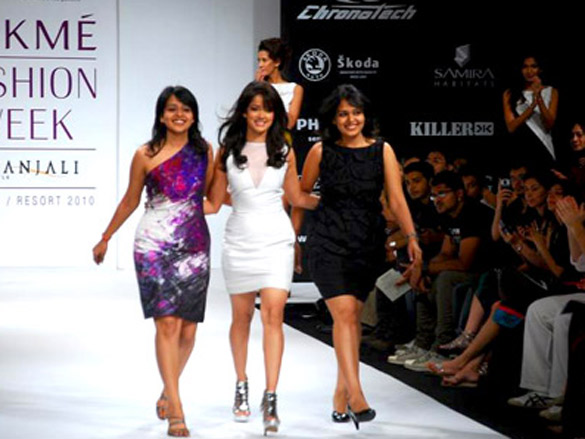 vidya malvade walks the ramp for nidhi and divya at lakme fashion week 2010 2