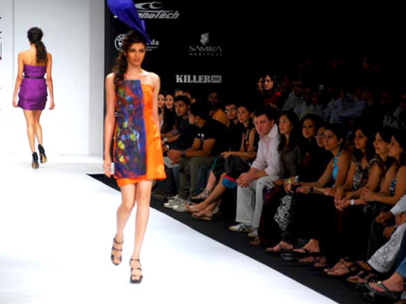vidya malvade walks the ramp for nidhi and divya at lakme fashion week 2010 10