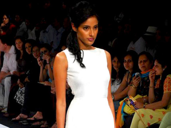 vidya malvade walks the ramp for nidhi and divya at lakme fashion week 2010 12
