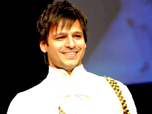 vivek oberoi walks the ramp for digvijay singh at lakme fashion week 2010 6