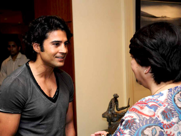 kunal kapoor and sanjay gupta at gallerie angel arts exhibition 5