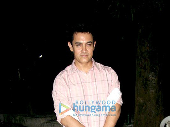 aamir khan celebrates diwali with a card party 10