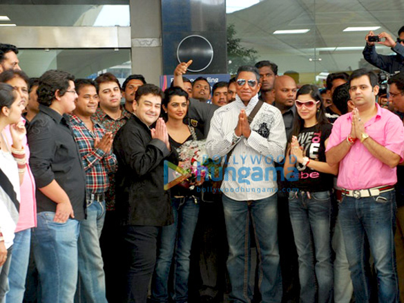 adnan sami receives jermaine jackson on his arrival in mumbai 3