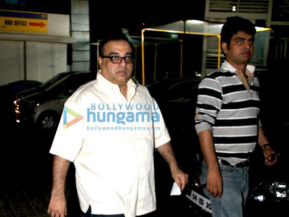 ajay and kajol watch avatar with their kids 8