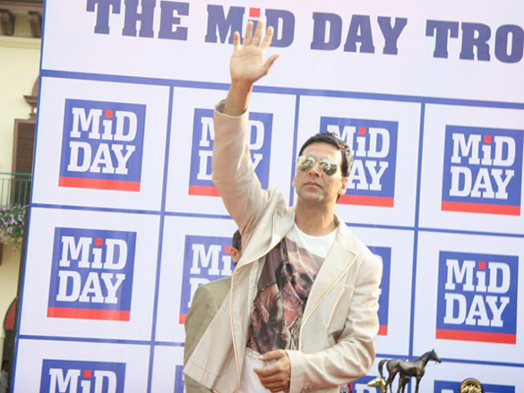 akshay and twinkle at turf club racing finale 3