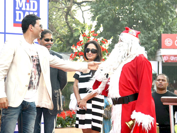 akshay and twinkle at turf club racing finale 4