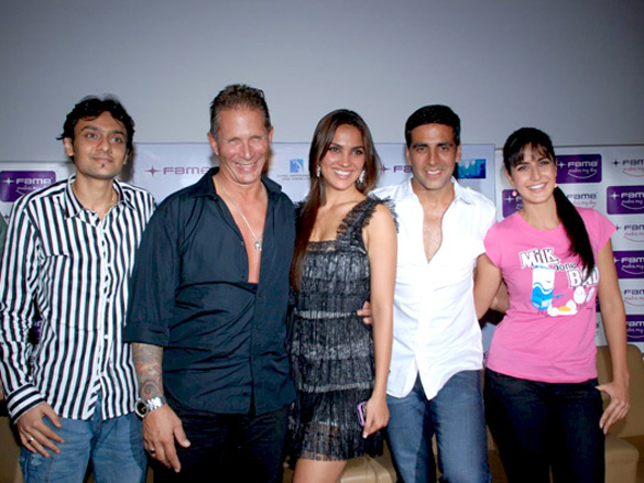 akshaylara and katrina watch blue with ngo kids 4