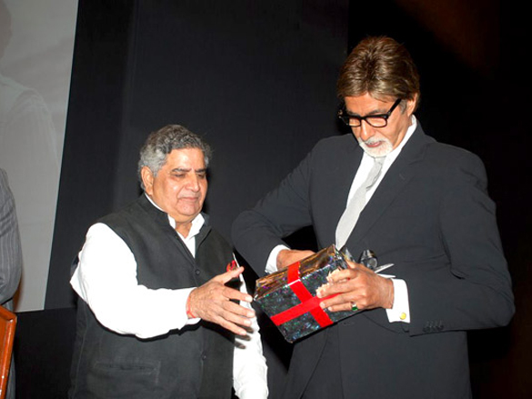amitabh bachchan unveils om puris unlikely hero 4