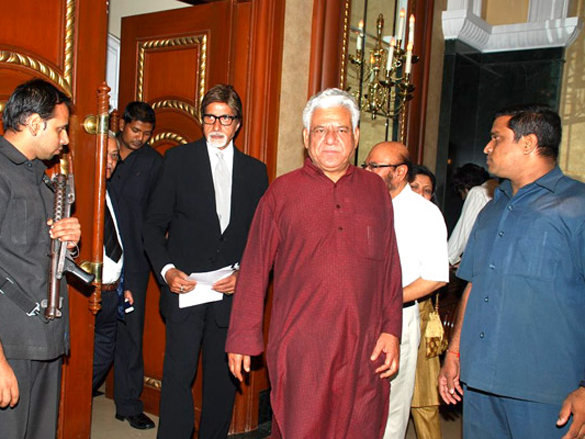 amitabh bachchan unveils om puris unlikely hero 22