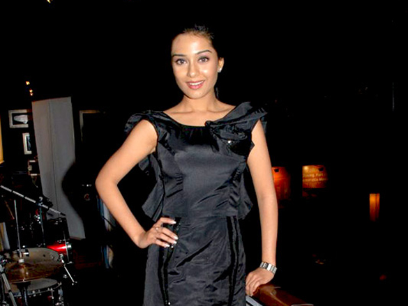amrita rao unveils the latest issue of maxim 9