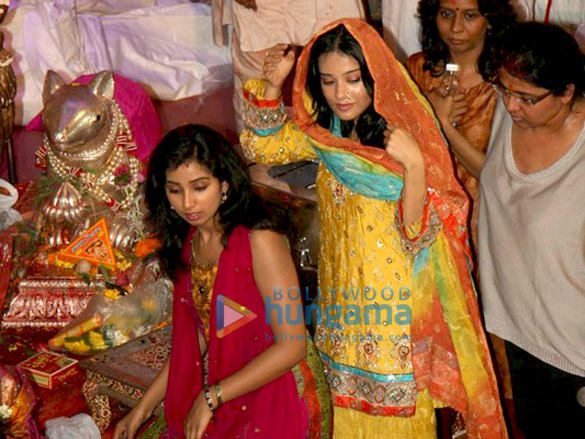 amrita rao visits lalbaug ganesha 3