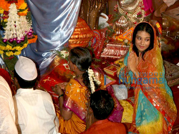 amrita rao visits lalbaug ganesha 7