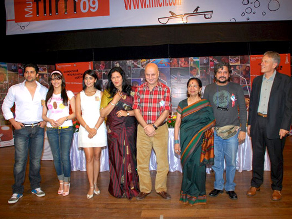 anupam kher and shreya saran at childrens film festival closing ceremony 21