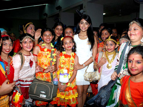 anupam kher and shreya saran at childrens film festival closing ceremony 20