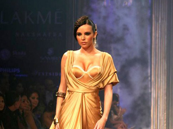 arjun rampal graces tarun tahiliani lfw finale show 11