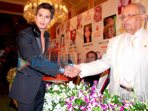 asin and shahid kapoor receive giants international awards 2