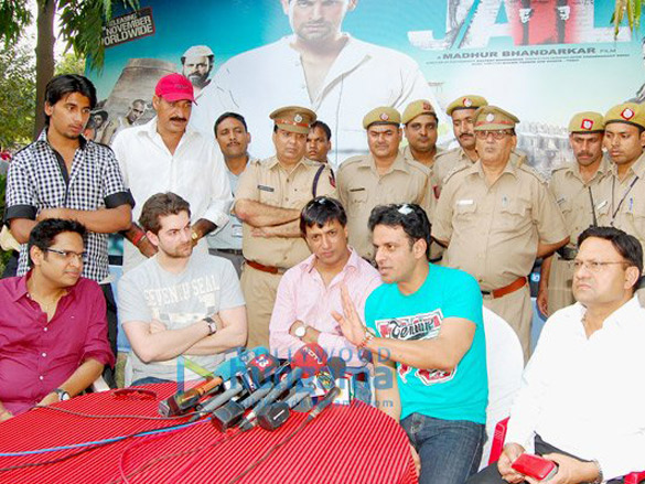 cast and crew of jail celebrates diwali with tihar jail prisoners 3