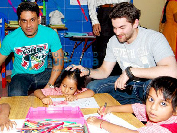 cast and crew of jail celebrates diwali with tihar jail prisoners 4