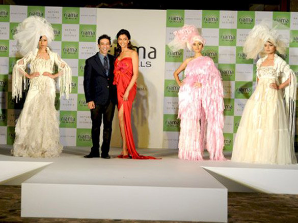 deepika launches the two new variants of fiama di wills soaps 2
