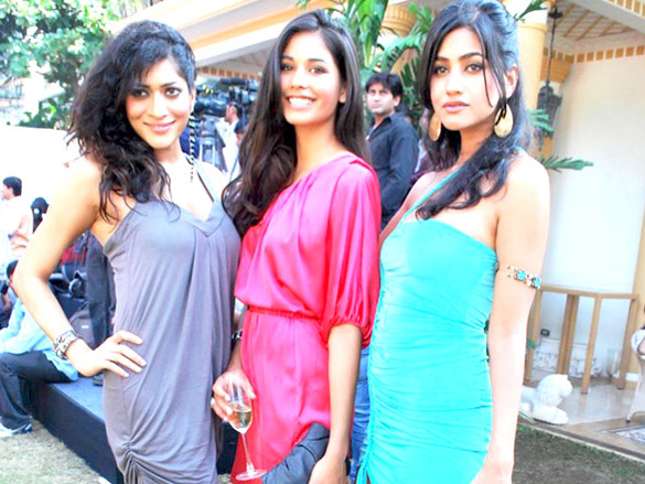 deepika padukone unveils kingfisher calendar 2010 23