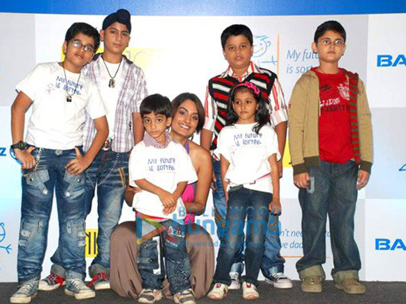 ekta choudhry at gini jony and bajaj allianz launch of groovy t shirts 2