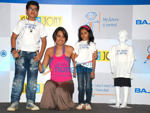 ekta choudhry at gini jony and bajaj allianz launch of groovy t shirts 3