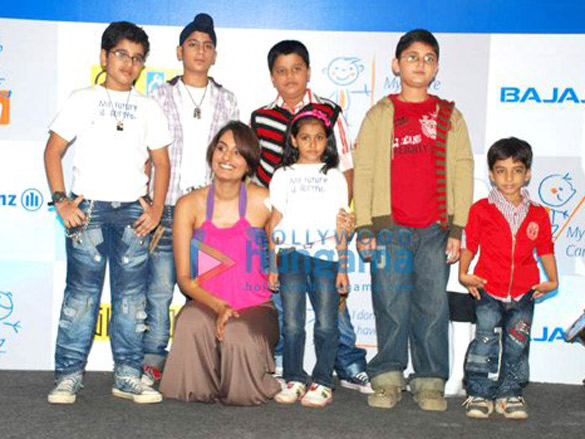 ekta choudhry at gini jony and bajaj allianz launch of groovy t shirts 4
