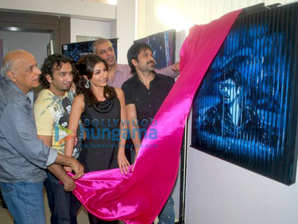 emraan and soha ali khan unveil tum mile 3d painting 6