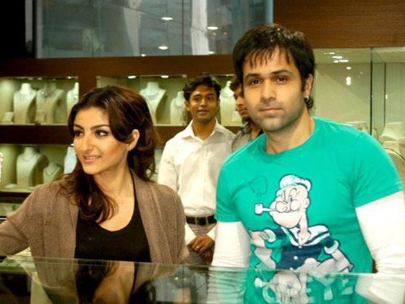 emraan and soha promote tum mile at giantti store 5
