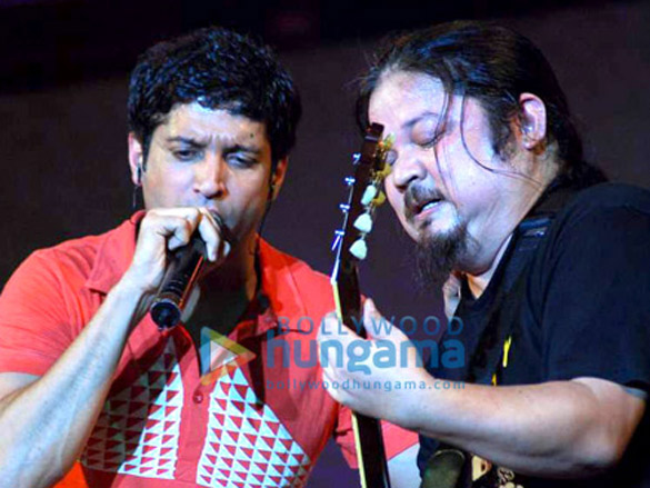 farhan akhtar performs live at a star rocks show 8