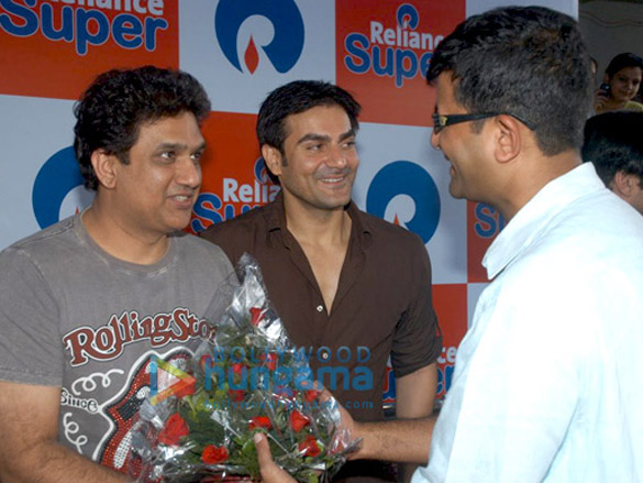 film kisaans promotion at reliance store 3