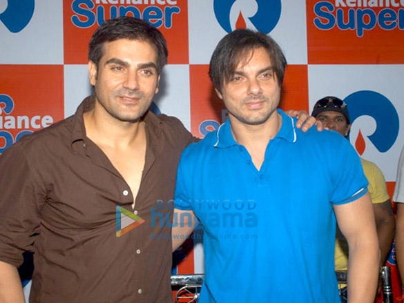 film kisaans promotion at reliance store 5
