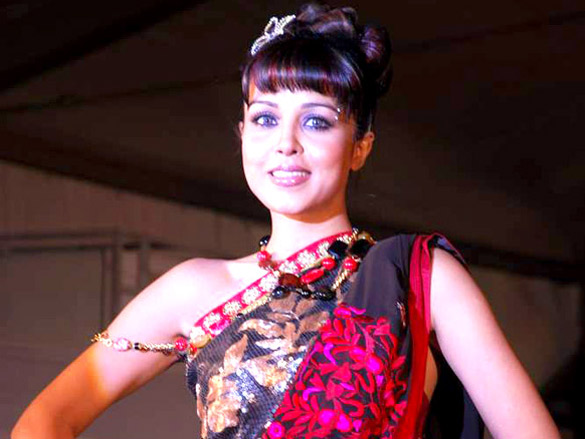 geeta basrasonal sehgal and shenaz walk for the luxurion show 18