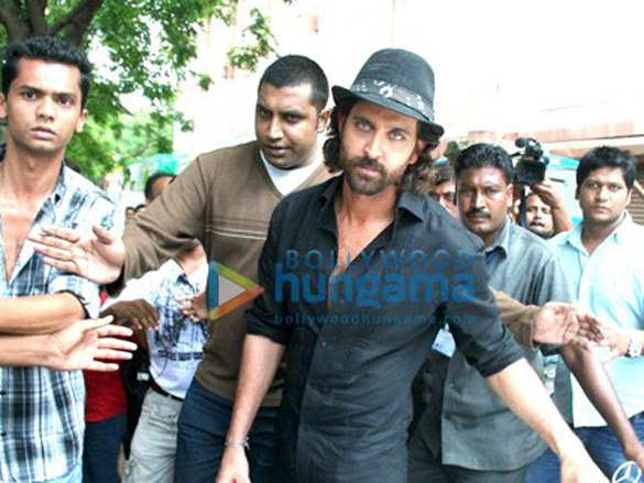 hrithik and kangna with farah khan on the sets of her chat show tere mere beach mein 16