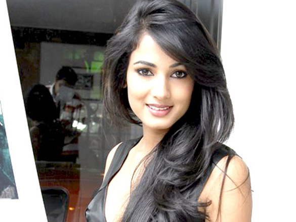 irrfan khan and sonal chauhan at art exhibition 6