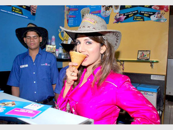 promotion of the film quick gun murugun at baskin robbins 5