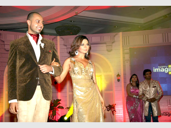 rakhi and tv celebs at the launch of pati patni aur woh 15