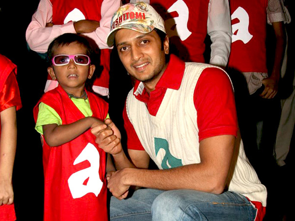 ritesh and jacqueline watch aladin with ngo kids 4