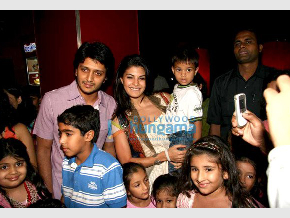 ritesh and jaqueline watch aladin with kids 2