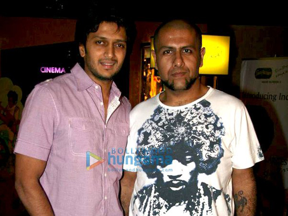ritesh and jaqueline watch aladin with kids 6