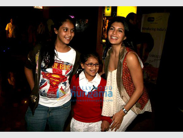 ritesh and jaqueline watch aladin with kids 9
