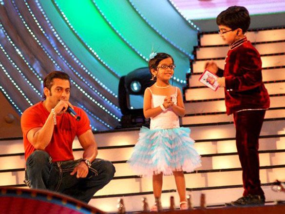 salmanajay and asin promote london dreams on sa re ga ma pa lil champs finale 7