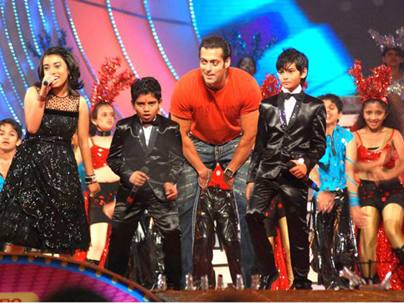 salmanajay and asin promote london dreams on sa re ga ma pa lil champs finale 9