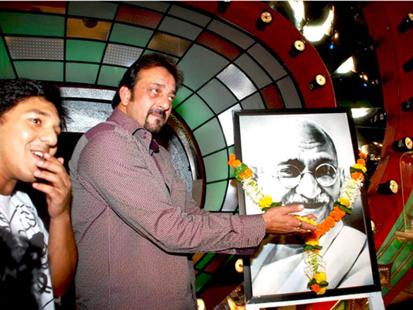 sanjay dutt and ajay devgan promote all the best 10