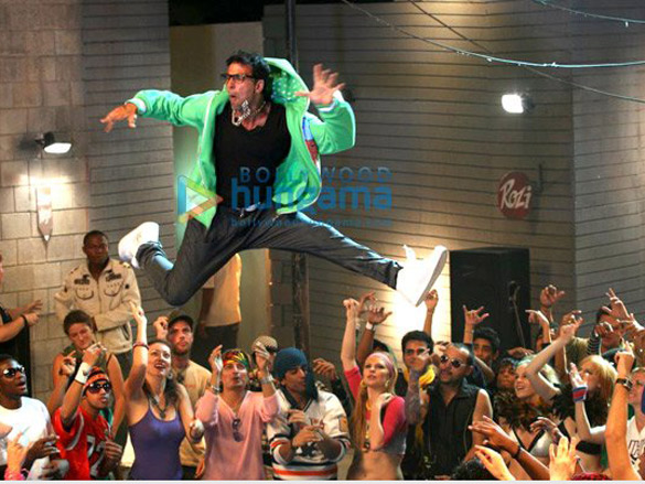 shahrukh khan meets akshay kumar on the sets of blue 5